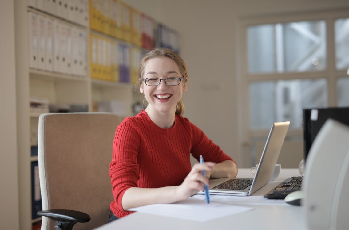 content writing female smiling